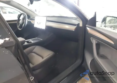 2025 Tesla Model Y Long Range Dual Motor All-Wheel Drive z USA, uszkodzony, nr VIN 7SAYGDED3SF269554